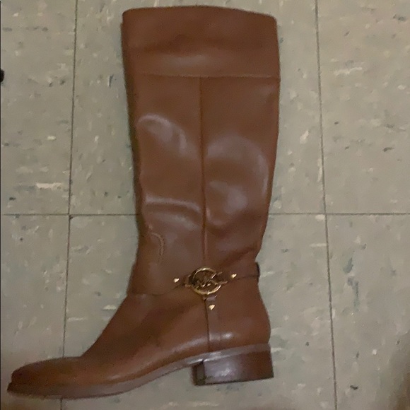 They are really tight on my feet. - Picture 4 of 4